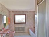 Badezimmer mit Dusche und Wanne - 