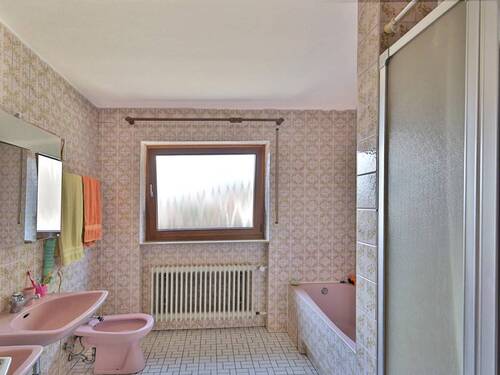 Badezimmer mit Dusche und Wanne - 