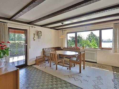 Heller Essbereich mit Zugang zur Terrasse - 