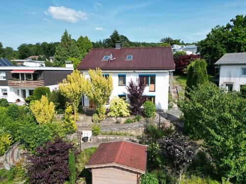 Rückansicht - Einfamilienhaus mit liebevoll gestaltetem Gartenparadies und Ausbaupotenzial im Dachgeschoss - mit toller Fernsicht in Bad Emstal-Sand