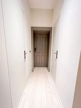 Flur Richtung Schlafzimmer und Bad - 