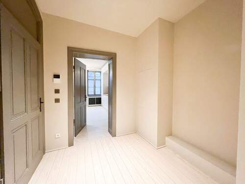 Flur mit großem Einbauschrank (folgt) - 