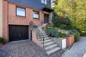 Treppenaufgang mit Garage - 4 Zimmer Reihenendhaus zum Kaufen in Heiligenhaus