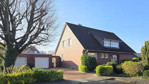 T1780 Ansicht Straße II - Platz! Platz! Platz! Gemütliches Einfamilienhaus mit Doppelgarage
