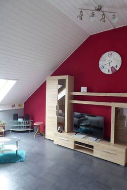 Wohnzimmer, Bild 1 - Röpke + Partner Immobilien: Attraktives Dachgeschoss auf dem Pforzheimer Sonnenhof!