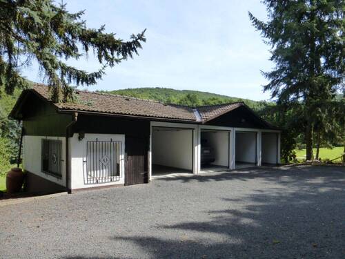 Hoffläche mit vier Garagen - 