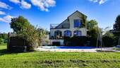 Frontalansicht des Hauses mit Pool - 