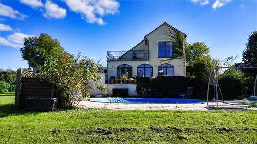 Frontalansicht des Hauses mit Pool - 