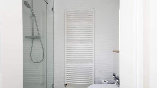 Dusche mit Handtuchheizkörper - 