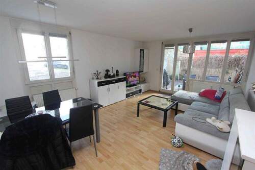 Wohnzimmer m. Zugang zur Terrasse - 