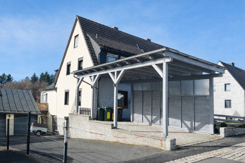 Front Seitlich - **Großzügige Doppelhaushälfte in idyllischer Naturlage - Wohnen mit viel Raum und Lebensqualität**