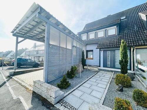 Front Ansicht mit XXL Carport - 6 Zimmer Einfamilienhaus in Kirchenlamitz