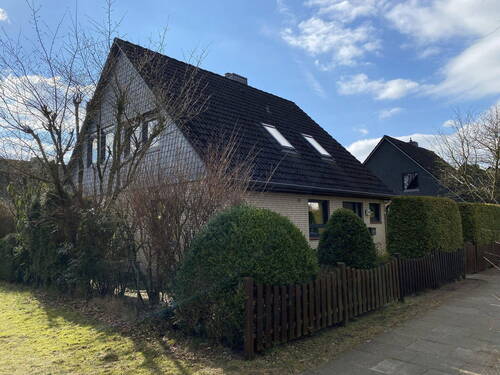 Hausansicht 2 - 5 Zimmer Einfamilienhaus zur Miete in Norderstedt