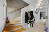 Treppenaufgang mit Flur - 