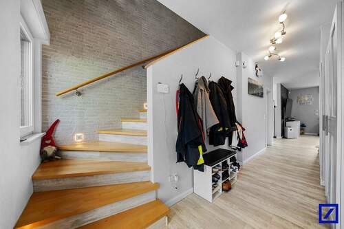 Treppenaufgang mit Flur - 