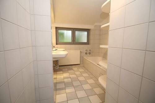 Badezimmer mit Wanne, Dusche und Fenster - 