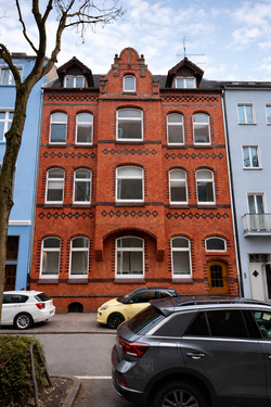 Hausfront.png - Charmante Altbauwohnung mit charakteristischem Dielenboden