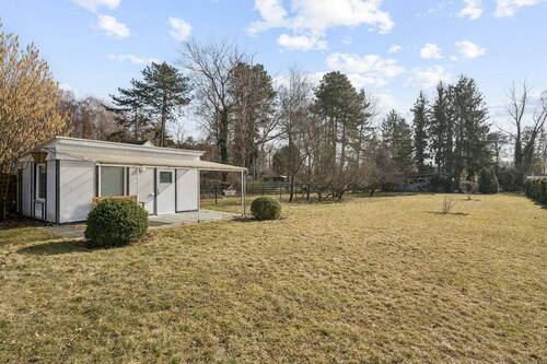 Blick auf Baufläche und zweiten Bungalow - 