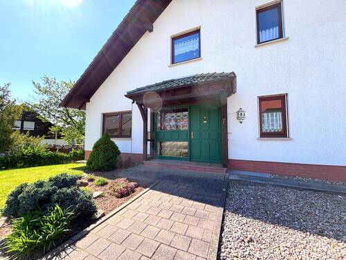 Hauseingang - Einfamilienhaus mit 300,00 m² in Rauschenberg / Josbach zum Kaufen