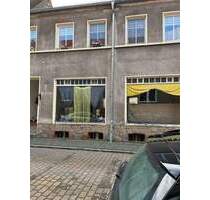 Stadthaus mit großem Nebengelass, 3 kleine, hübsche Whgén, eine ist vermietet, schöne Gewerberäume unvermietet, lohnende Investition! - Putlitz