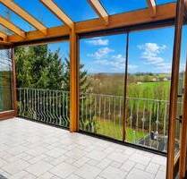 Gemütliche Doppelhaushälfte mit Wintergarten und Weitblick! - Neukirchen