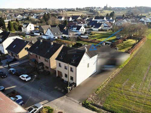 Luftansicht II - markiert- Pfeil - Charmantes Einfamilienhaus mit Modernisierungsbedarf in beliebter Ortsrandlage von Bornheim Kardorf