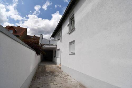Einfahrt Haus.jpg - Mehrfamilienhaus, Wohnhaus mit 180,00 m² in Heidesheim am Rhein zum Kaufen