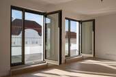 Ausstieg zum Balkon - 2 Zimmer Etagenwohnung in Berlin
