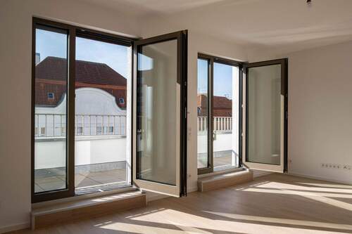 Ausstieg zum Balkon - 2 Zimmer Etagenwohnung in Berlin