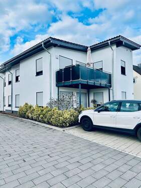 Der vordere Wohnbereich mit Stellplätzen - Traumhaft wohnen in Wittlich - Wengerohr !!! Zum 01.06.2026 !!!