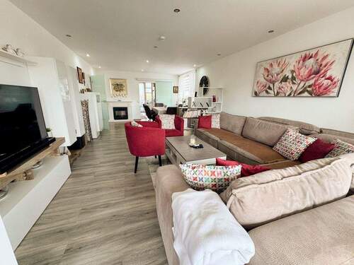 2 Wohnraum - Superschöne 3-Zimmer-Wohnung mit Balkon und Loggia mit Weitblick!