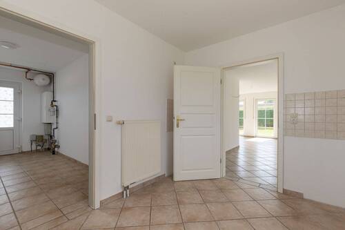 Der Zugang zur Küche und dem Hauswirtschaftsraum - 