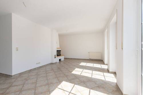 Der helle Wohnbereich mit Kamin - 