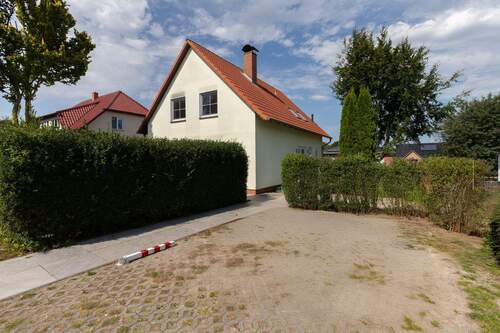 Die Aussenstellplätze vor dem Haus - 