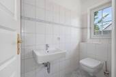Das helle Gäste Bad im EG - Einfamilienhaus mit 122,00 m&sup2; in Putbus zum Kaufen