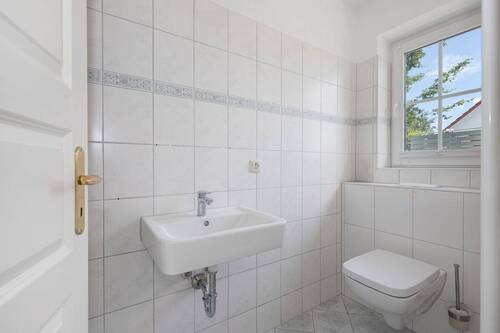 Das helle Gäste Bad im EG - Einfamilienhaus mit 122,00 m&sup2; in Putbus zum Kaufen