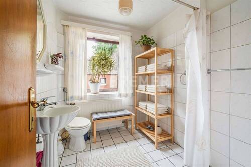 Duschbad EG - (KI generiert) - 