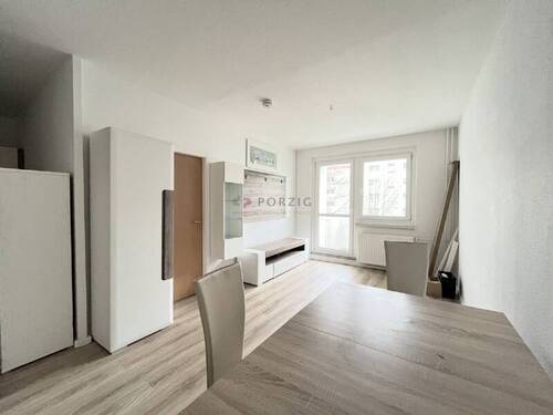 Wohnzimmer - Einziehen ohne Aufwand: 3 Zimmer mit Balkon & Einbauküche