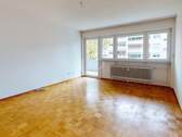 Wohnzimmer mit Zugang zum Balkon - Etagenwohnung mit 81,00 m² in Offenburg zum Kaufen