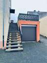 Die Garage mit Treppe zum Hauseingang - 