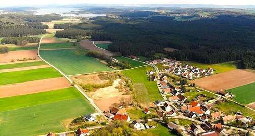 See im Hintergrund - Grundstück in Brombach (Haundorf)