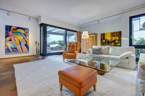 Lichtdurchfluteter Wohnbereich - 9 Zimmer Einfamilienhaus zum Kaufen in Bad Soden am Taunus