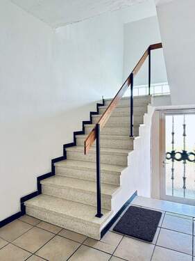 Flur und Treppe zum DG - 