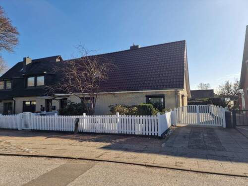 Außenansicht - Viel Platz zum Wohnen - mit sagenhaftem Grundstück.