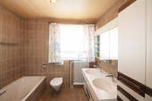 Badezimmer mit Fenster - 