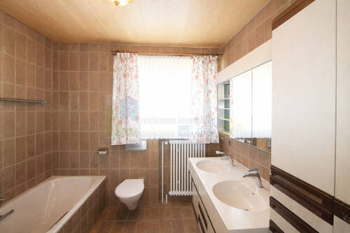 Badezimmer mit Fenster - 