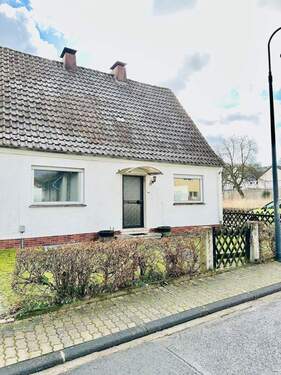 Vorderansicht mit Vorgarten - 