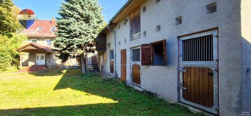 Haus und Stallungen - 