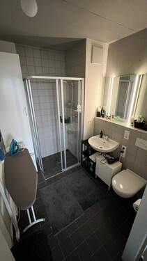 Mit Bügelbrett und Bügeleisen - 