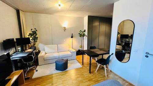 Wohnbereich - Möbliertes 1-Zimmer-Apartment in Köln mit Blick auf den Dom - All-Inclusive Miete!